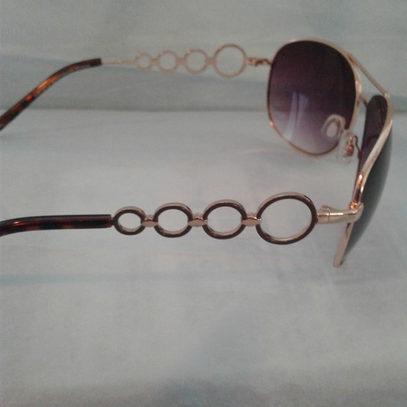 💜 Daisy Fuentes Purple & Goldtone Sunglasses 💜 - Picture 3 of 8